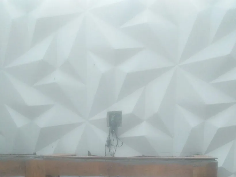 Parede branca com revestimento 3D em detalhe