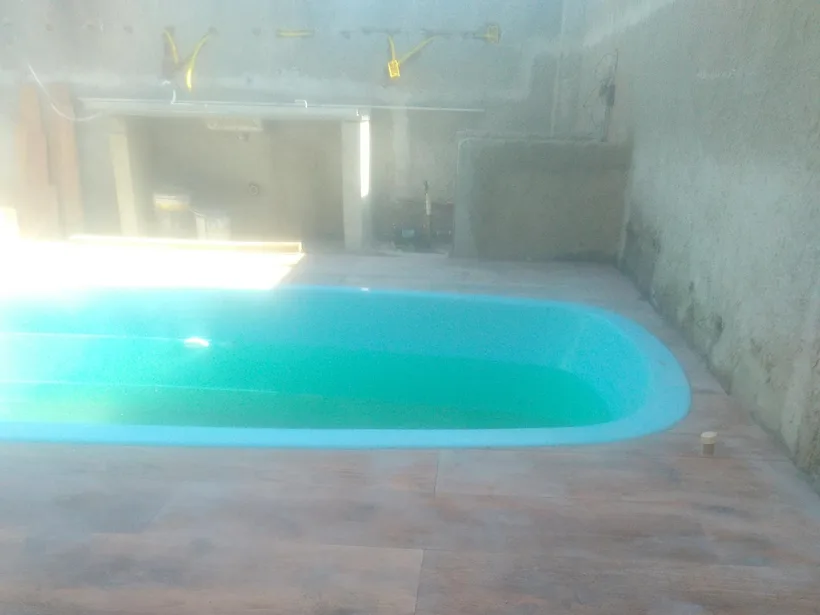 Piscina compacta com deck em área de lazer residencial