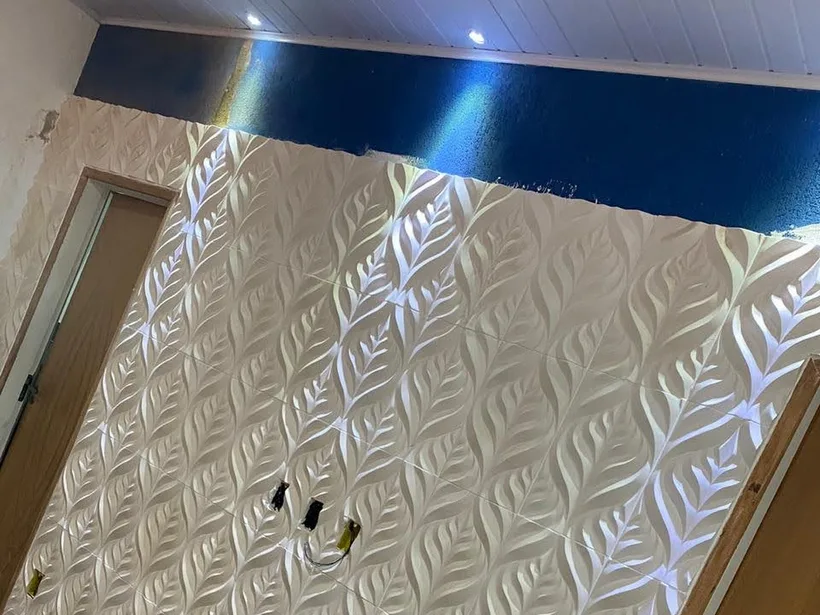 Revestimento decorativo iluminado em parede interna