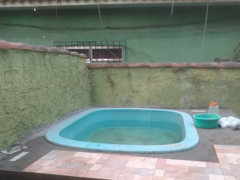 Piscina residencial finalizada em quintal compacto